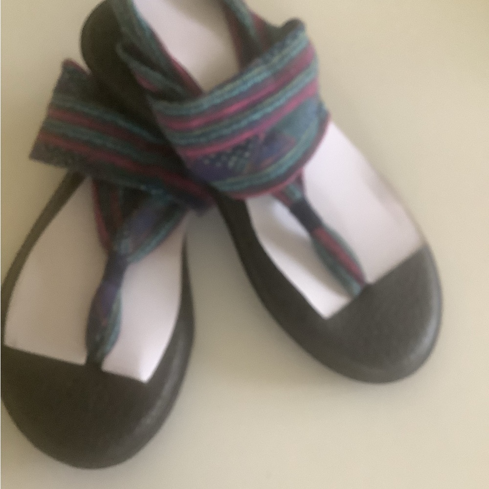 Sanuk Yoga Mat sling Back sandals sz. 7 Blue/Multi